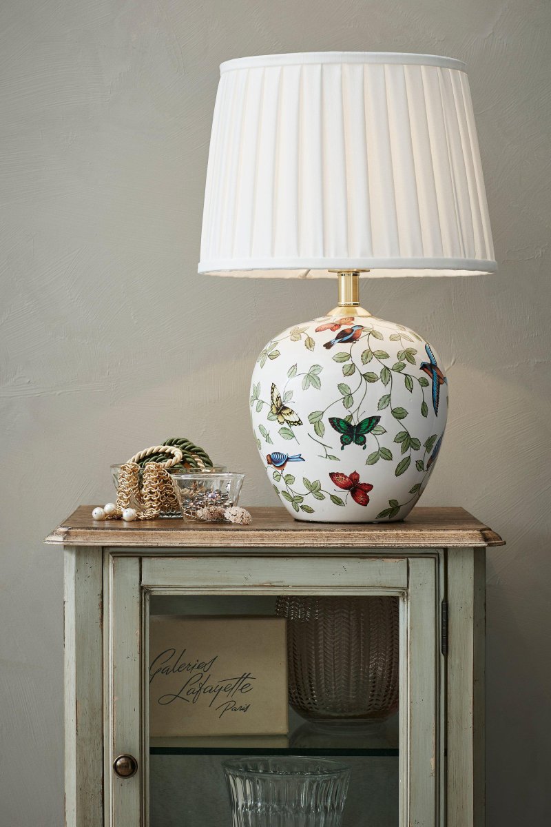 Mansion 48cm Veelkleurig tafellamp Van Markslöjd - Met zijn mooie en nostalgische design zal deze lamp een tijdloos element in uw interieur zijn en een gezellige en huiselijke sfeer creëren.