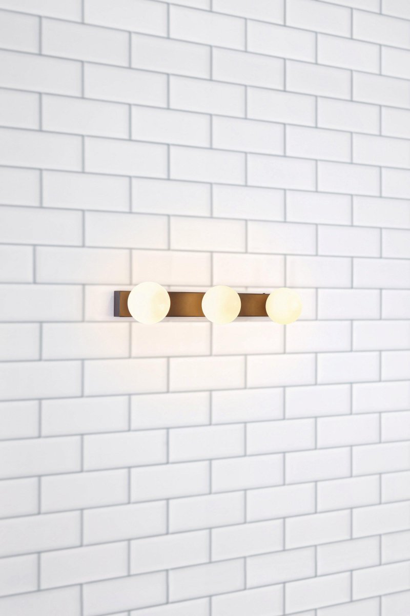 Mini 50cm Zwart badkamerlamp Van Markslöjd - Deze wandlamp verspreidt een gelijkmatig en aangenaam licht en is daardoor ideaal als sfeerverlichting of om specifieke plekken in huis te accentueren.