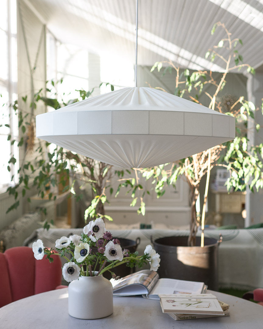 Alba Lampenkap Excl. Ophanging Ø78 Wit hanglamp Van Alde & Lind - Alba is een zachte en decoratieve lampenkap met een metalen frame en een witte, elastische jersey stof.