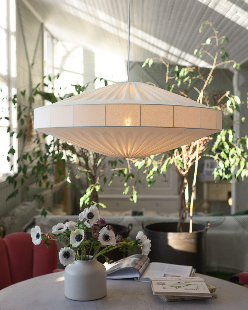 Alba Lampenkap Excl. Ophanging Ø78 Wit hanglamp Van Alde & Lind - Alba is een zachte en decoratieve lampenkap met een metalen frame en een witte, elastische jersey stof.