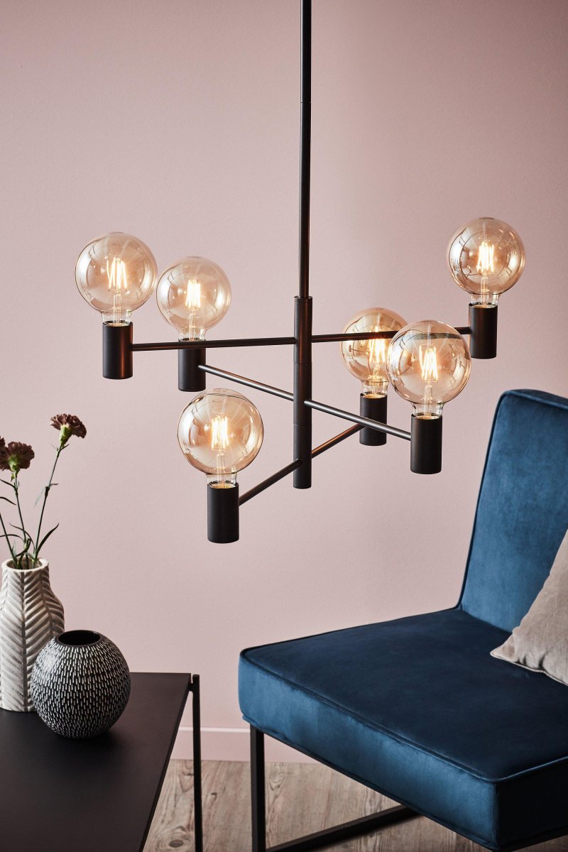 Capital Ø62 Zwart hanglamp Van Markslöjd - Capital is een moderne plafondlamp die een elegant en minimalistisch design combineert met een industri&euml;le stijl.