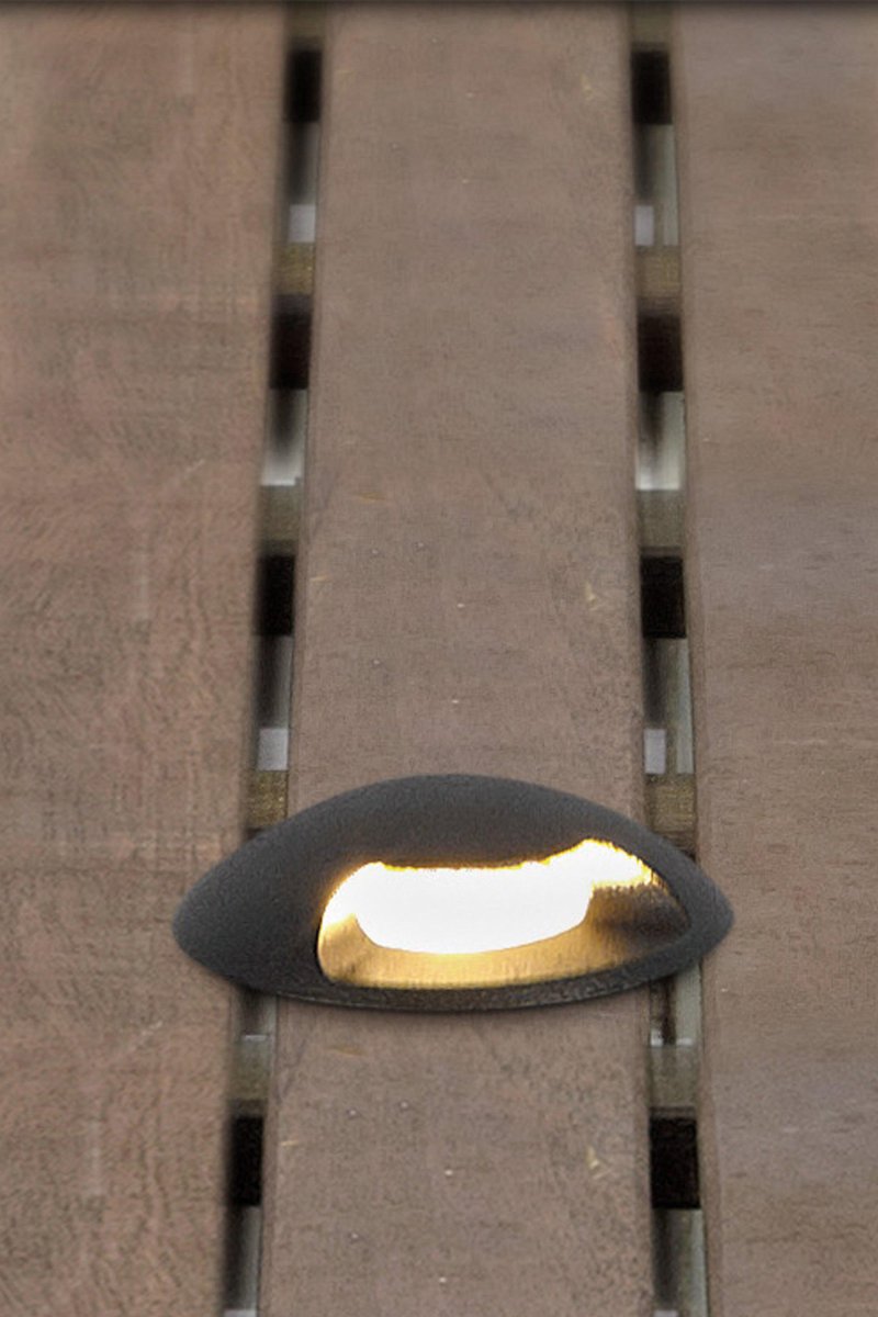 Trapspot 0,8W Zwart Garden 24 Van Markslöjd - Garden 24 heeft een IP44-classificatie en is geschikt voor tuin- en buitenverlichting die u eenvoudig kunt installeren.