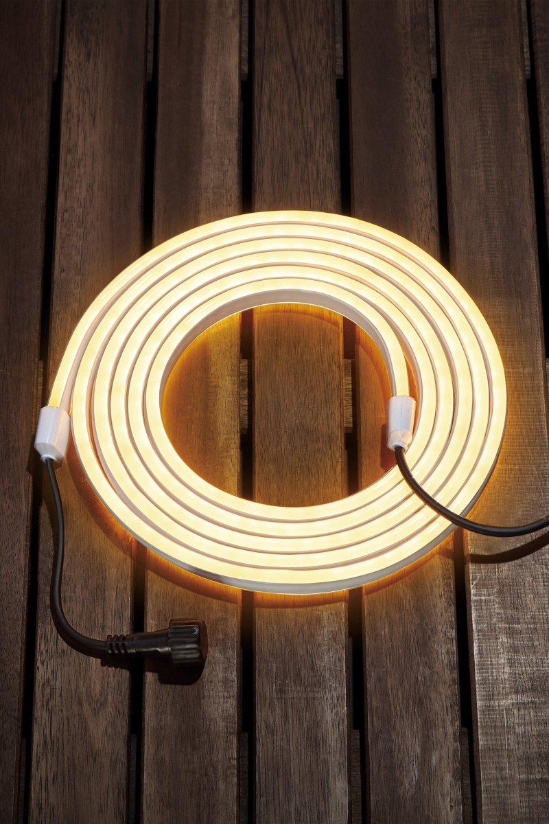Flexibel LED-Strip Wit Garden 24 Van Markslöjd - De LED-strip heeft een vaste verlichting van 13W en is IP44-geclassificeerd voor gebruik buitenshuis.