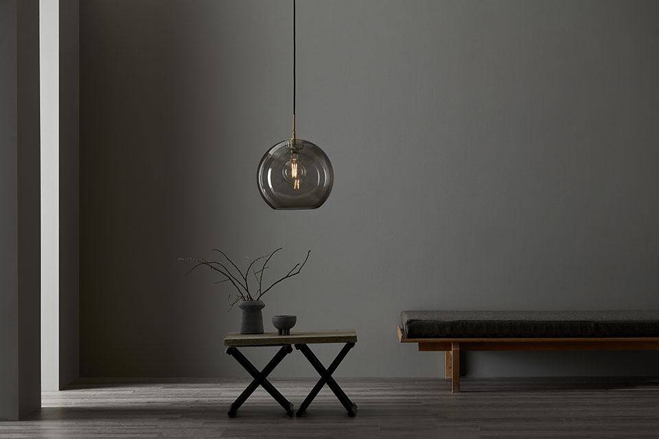 Gloria Ø32 Gerookt/messing hanglamp Van Belid - Dankzij de prachtige lichtstroom is Gloria een echte blikvanger in de kamer, perfect voor boven de eettafel, in de woonkamer of als luxe detail in de hal.
