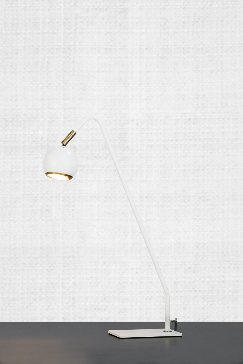 Coco 48cm Wit bureaulamp Van Markslöjd - De hoekige arm en de ronde lampenkap van de lamp zorgen voor gericht licht en een stijlvolle uitstraling, perfect voor op de werkplek of in een studeerhoek.