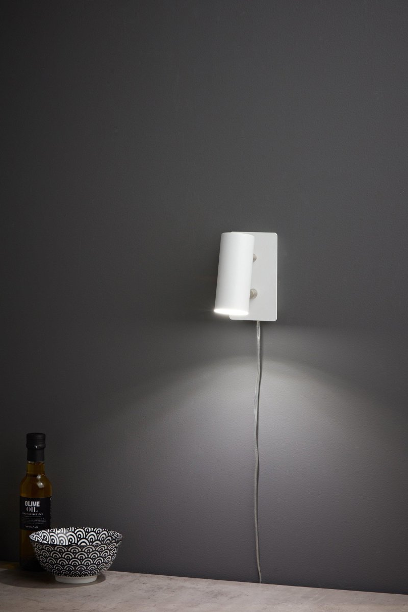 Barcelona Wit leeslamp Van Markslöjd - De lamp is verkrijgbaar in de kleuren staal, zwart en wit.