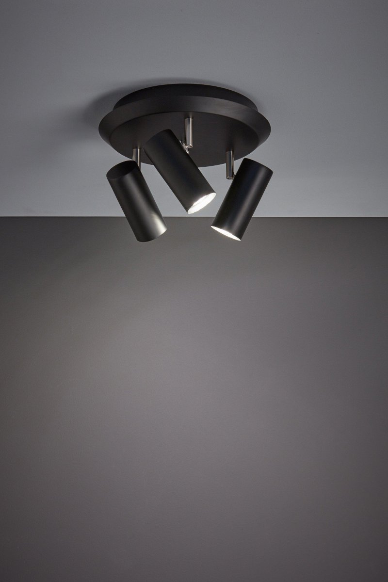 Barcelona 3 Zwart spot Van Markslöjd - De Barcelona plafondlamp heeft drie spots in een rechte cilindervorm.