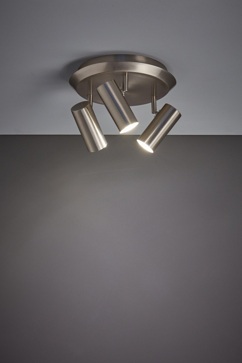 Barcelona 3 Staal spot Van Markslöjd - Elke spot is richtbaar, zodat u zelf kunt kiezen wat u in uw huis wilt verlichten.