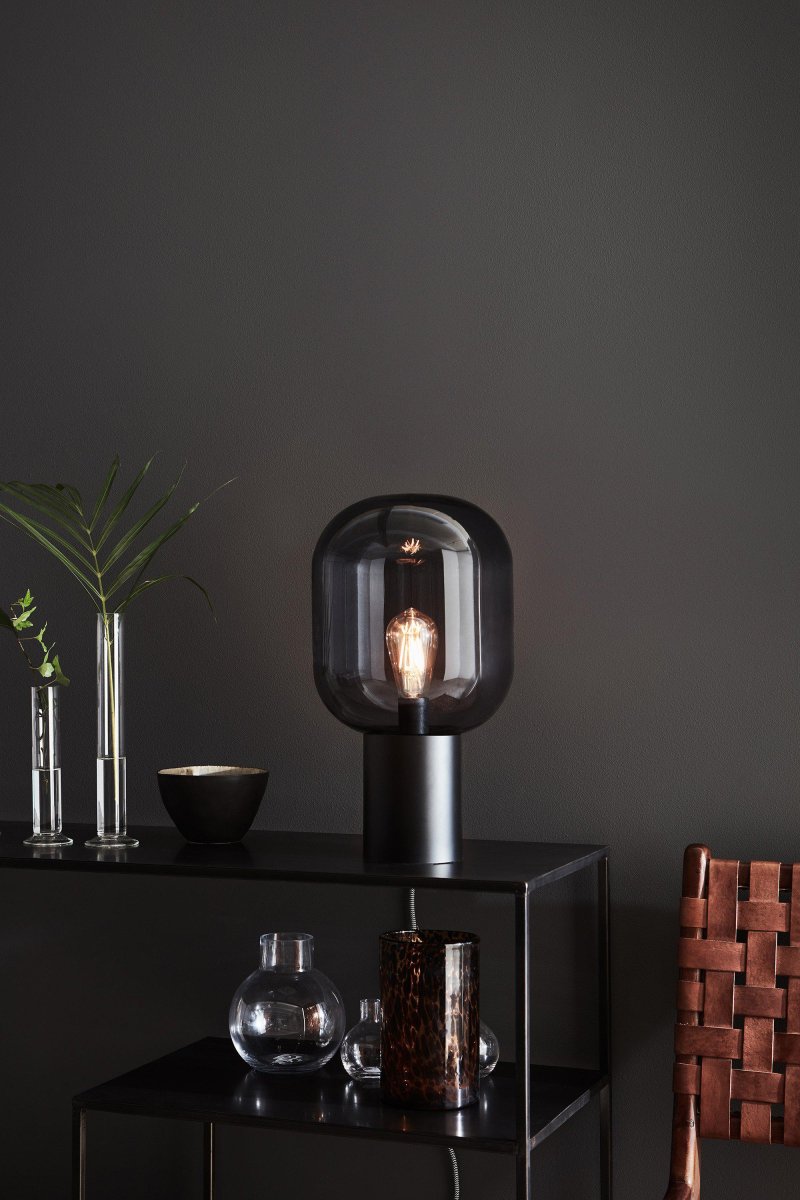 Brooklyn 44cm Zwart/Rookkleurig tafellamp Van Markslöjd - De kap van rookglas zorgt voor een zacht en sfeervol licht en accentueert de lichtbron op een decoratieve manier.