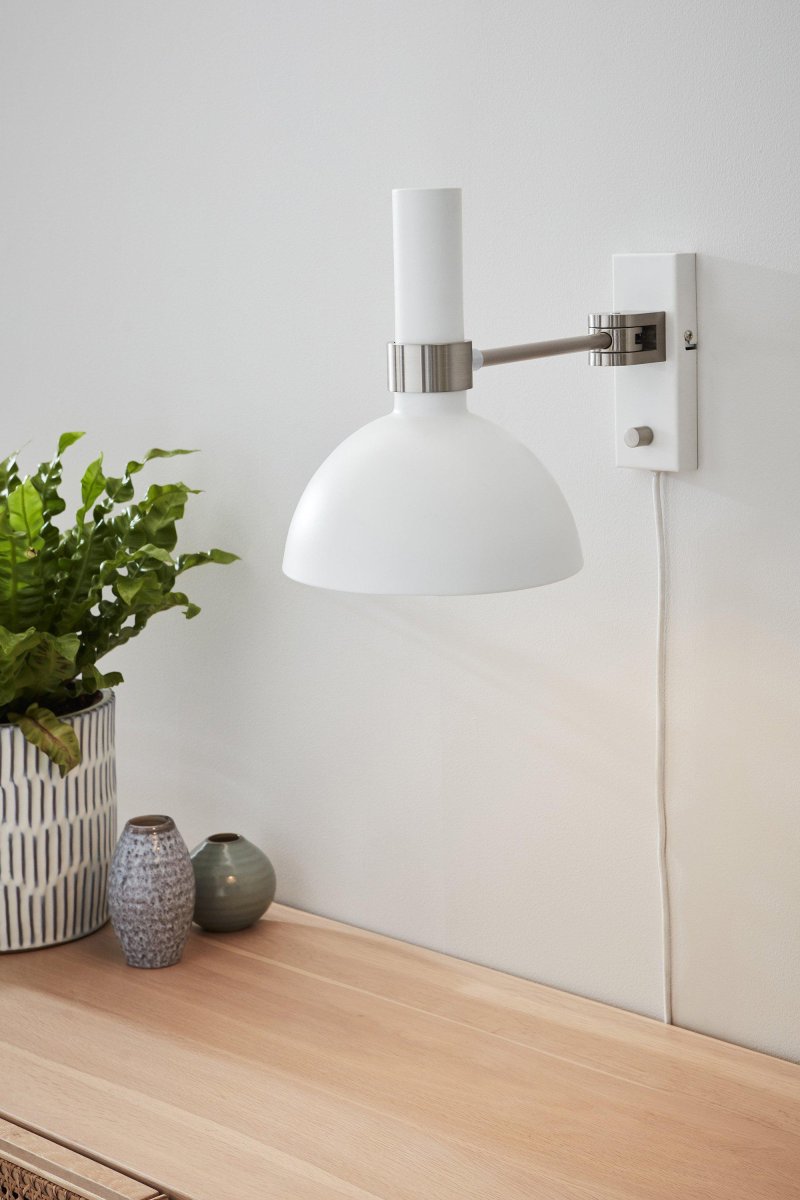 Larry 40cm Wit wandlamp Van Markslöjd - De Larry wandlamp in het wit is de perfecte oplossing voor verlichting bij het bed of de bank.
