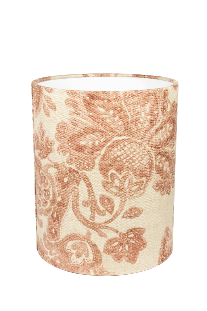 Lampshade Cylinder Sunshine Ø22 Donkerrood Van Alde & Lind - De Sunshine-stof combineert een lichte basis met een gedetailleerd bloemenpatroon in gedempte donkere aardetinten, waardoor de kap een warme en zachte uitstraling krijgt.