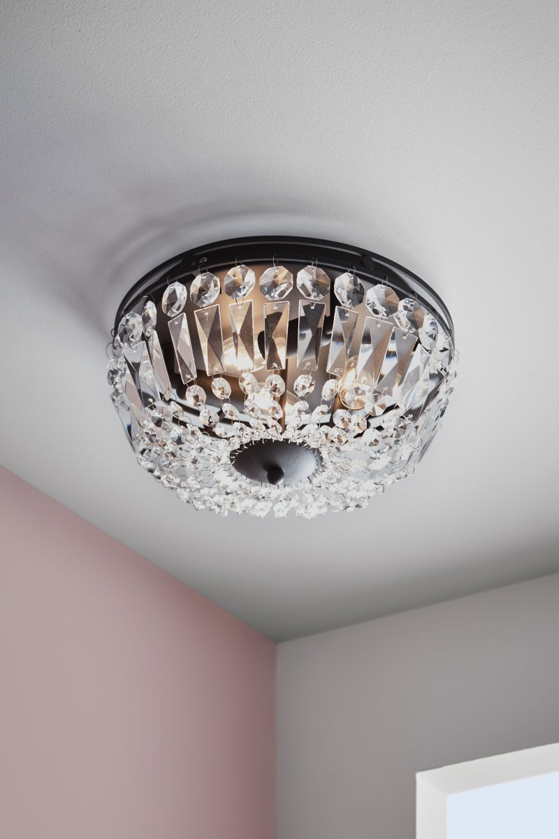 Vasa Ø30 Chroom badkamerlamp Van Markslöjd - Deze elegante plafondlamp van kristal heeft een zwart metalen frame en prachtige machinaal geslepen prisma's die een luxueuze uitstraling creëren.