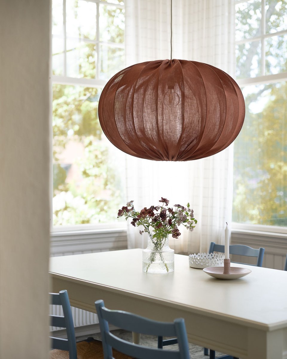 Moon Lampenkap Excl. Ophanging Ø78 Roest hanglamp Van Alde & Lind - De stof heeft een prachtige linnenachtige structuur die de kap een zachte en gezellige uitstraling geeft en er extra mooi uitziet wanneer de lamp brandt.