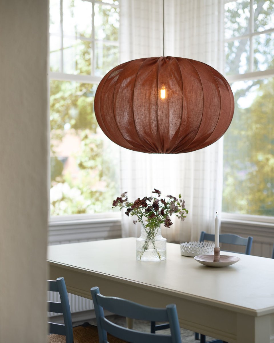 Moon Lampenkap Excl. Ophanging Ø78 Roest hanglamp Van Alde & Lind - De stof heeft een prachtige linnenachtige structuur die de kap een zachte en gezellige uitstraling geeft en er extra mooi uitziet wanneer de lamp brandt.