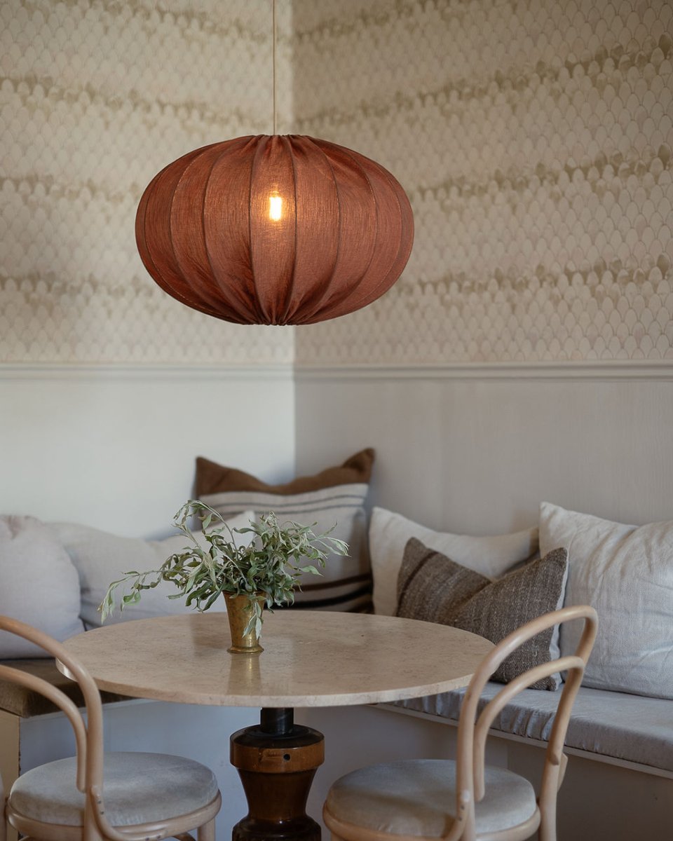 Moon Lampenkap Excl. Ophanging Ø58 Roest hanglamp Van Alde & Lind - De stof heeft een prachtige linnenachtige structuur die de kap een zachte en gezellige uitstraling geeft en er extra mooi uitziet wanneer de lamp brandt.