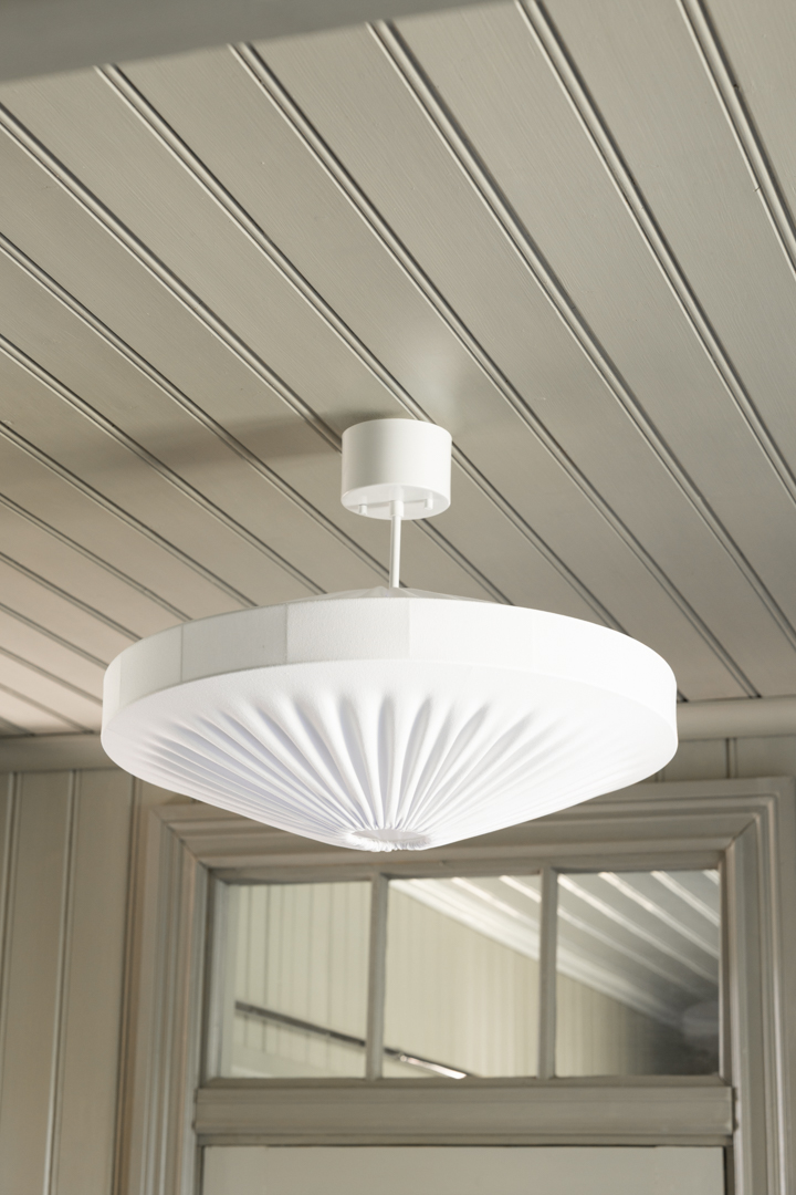Alba Lampenkap Excl. Ophanging Ø58 Wit hanglamp Van Alde & Lind - Alba is een zachte en decoratieve lampenkap met een metalen frame en een witte, elastische jersey stof.