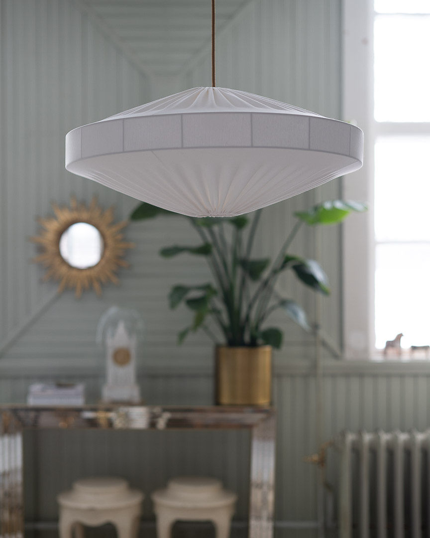 Alba Lampenkap Excl. Ophanging Ø58 Wit hanglamp Van Alde & Lind - Alba is een zachte en decoratieve lampenkap met een metalen frame en een witte, elastische jersey stof.