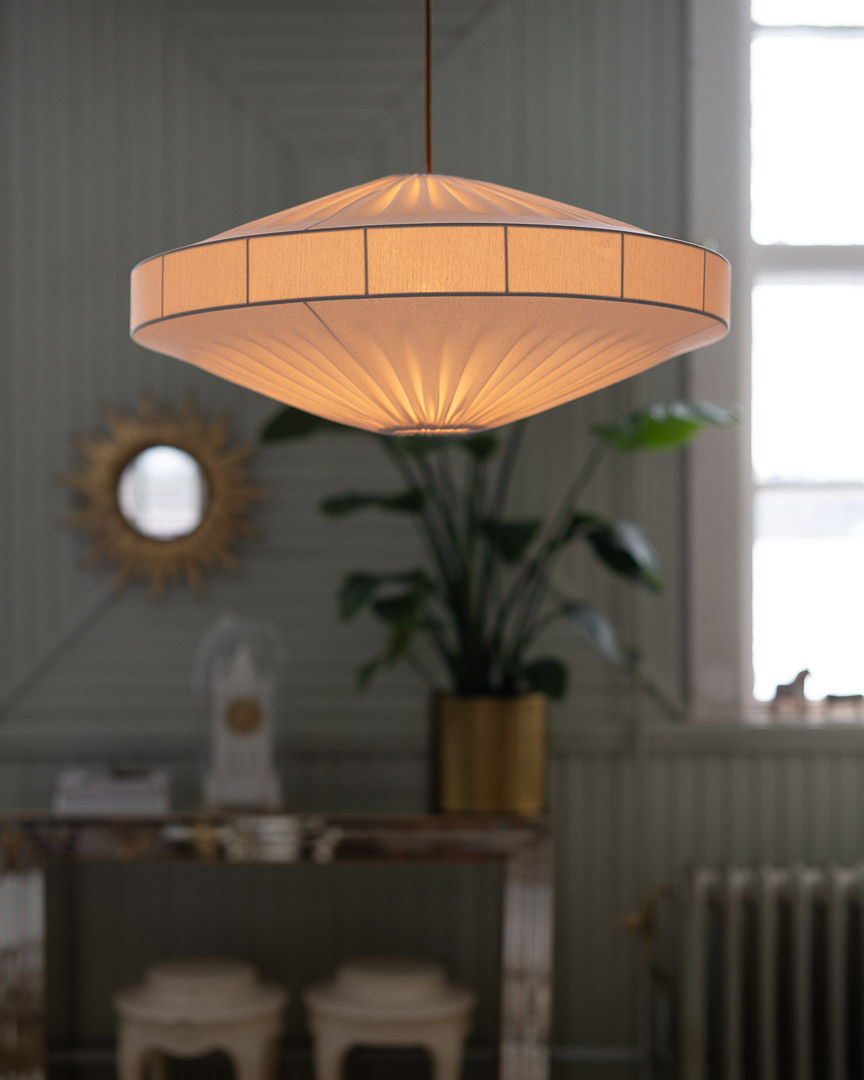 Alba Lampenkap Excl. Ophanging Ø58 Wit hanglamp Van Alde & Lind - Alba is een zachte en decoratieve lampenkap met een metalen frame en een witte, elastische jersey stof.