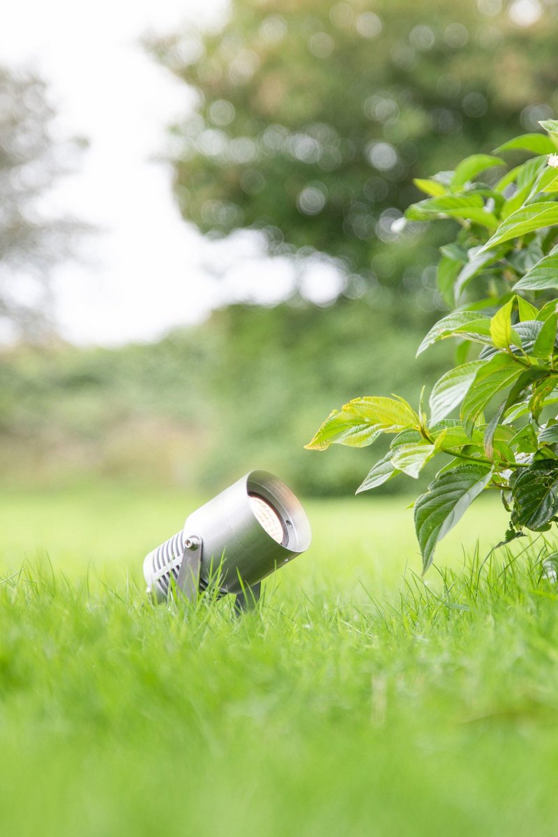 Spotlight 6W Aluminium Garden 24 Van Markslöjd - Met vaste LED-verlichting van 6W en een stralingshoek van 24 graden beschikt u over een effectieve lichtspot om details in de tuin of op de gevel te accentueren.