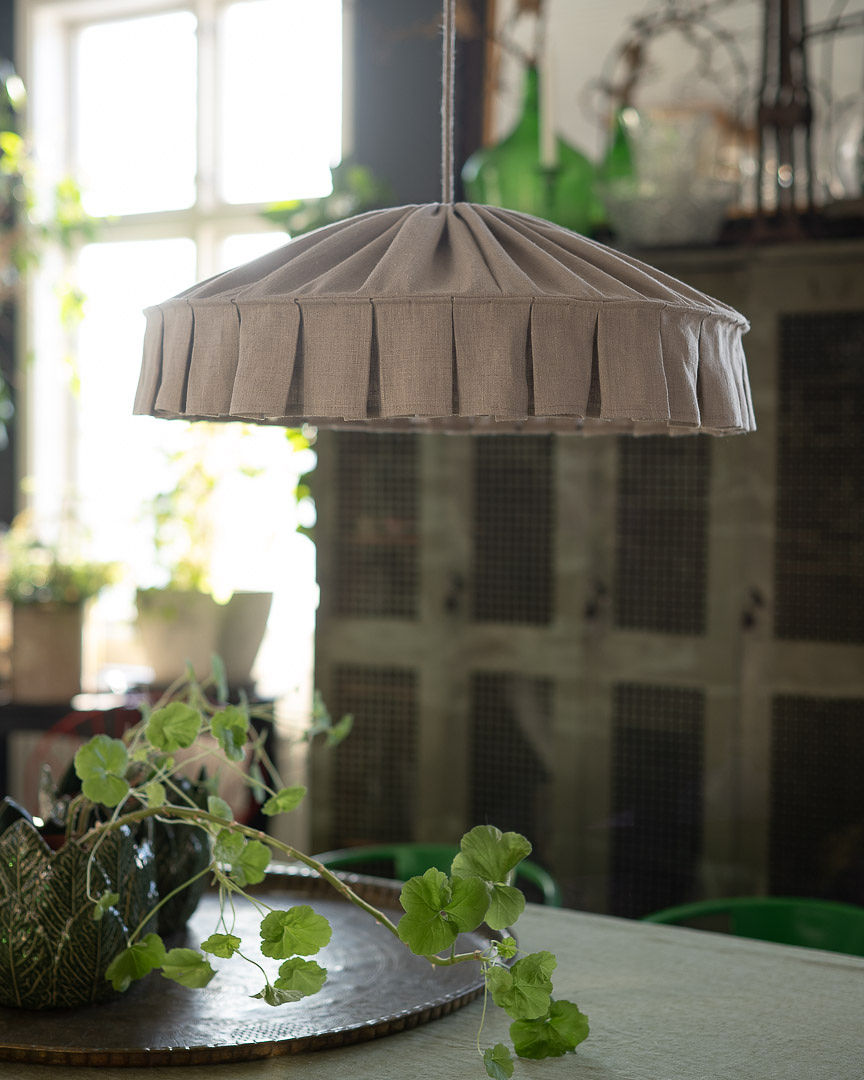 Vinga Lampenkap Excl. Ophanging Ø58 Natuur hanglamp Van Alde & Lind - De mooie vorm in combinatie met de brede ruche zorgt voor een romantische sfeer met een moderne touch.