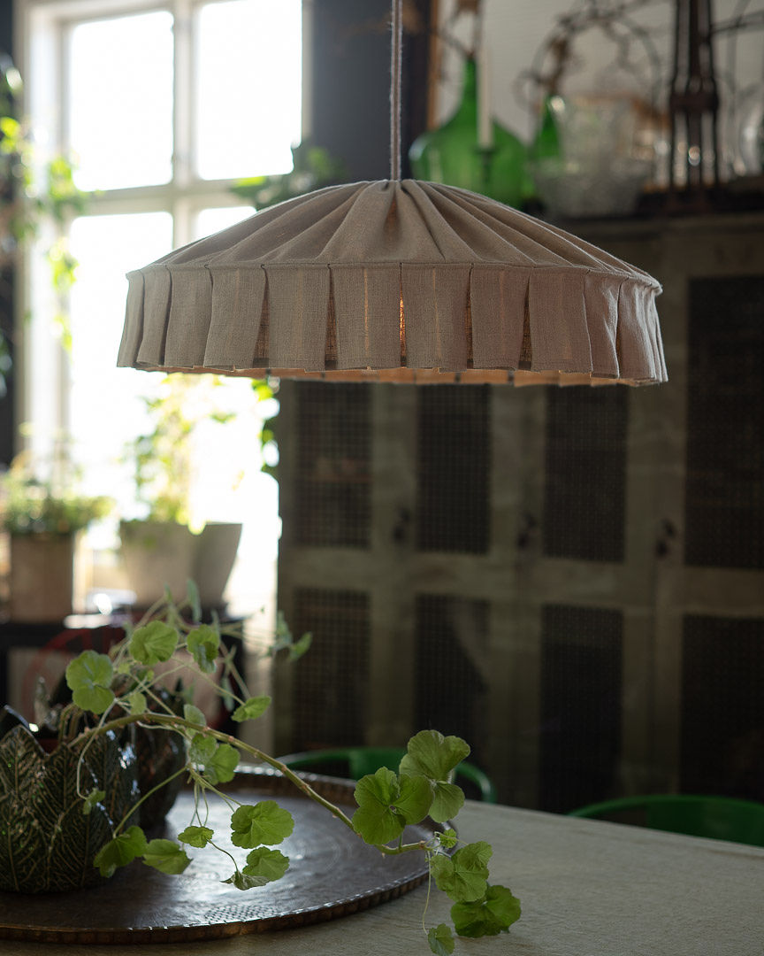 Vinga Lampenkap Excl. Ophanging Ø58 Natuur hanglamp Van Alde & Lind - De mooie vorm in combinatie met de brede ruche zorgt voor een romantische sfeer met een moderne touch.