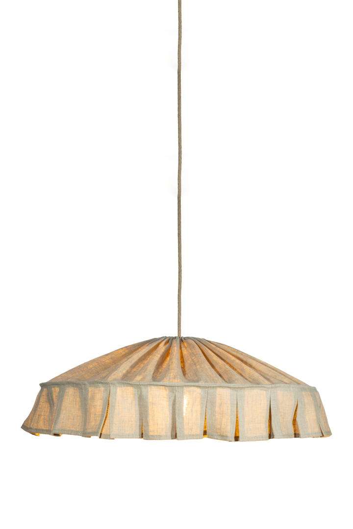 Vinga Lampenkap Excl. Ophanging Ø58 Natuur hanglamp Van Alde & Lind - De mooie vorm in combinatie met de brede ruche zorgt voor een romantische sfeer met een moderne touch.