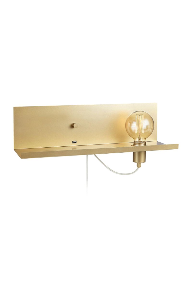 Multi 50cm Goud wandlamp Van Markslöjd - De zichtbare gloeilamp geeft een warm en zacht licht dat een uitnodigende sfeer cre&euml;ert, terwijl het kleine plankje een praktische plek biedt voor uw spullen.