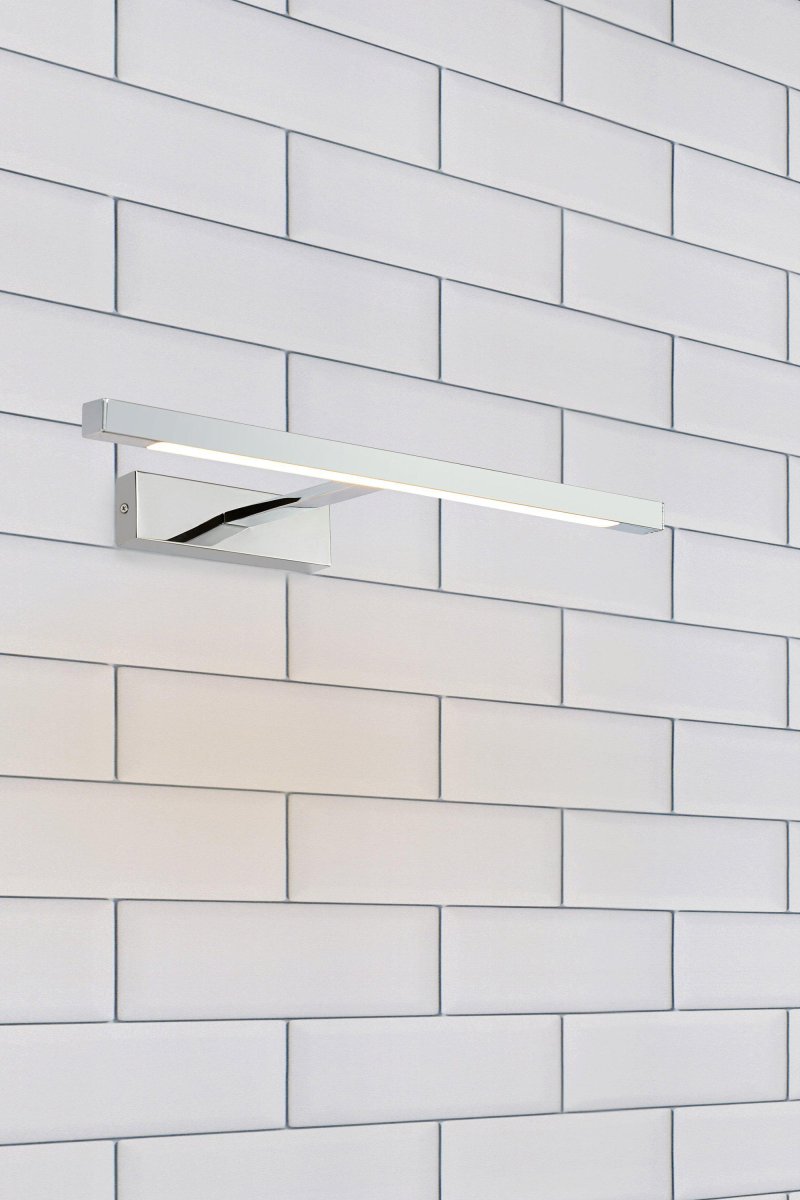 Neptunus 60cm Chroom badkamerlamp Van Markslöjd - De chromen afwerking zorgt voor een verfijnde en minimalistische uitstraling, terwijl het slanke, lineaire ontwerp ervoor zorgt dat het licht gelijkmatig over het gehele oppervlak wordt verspreid.