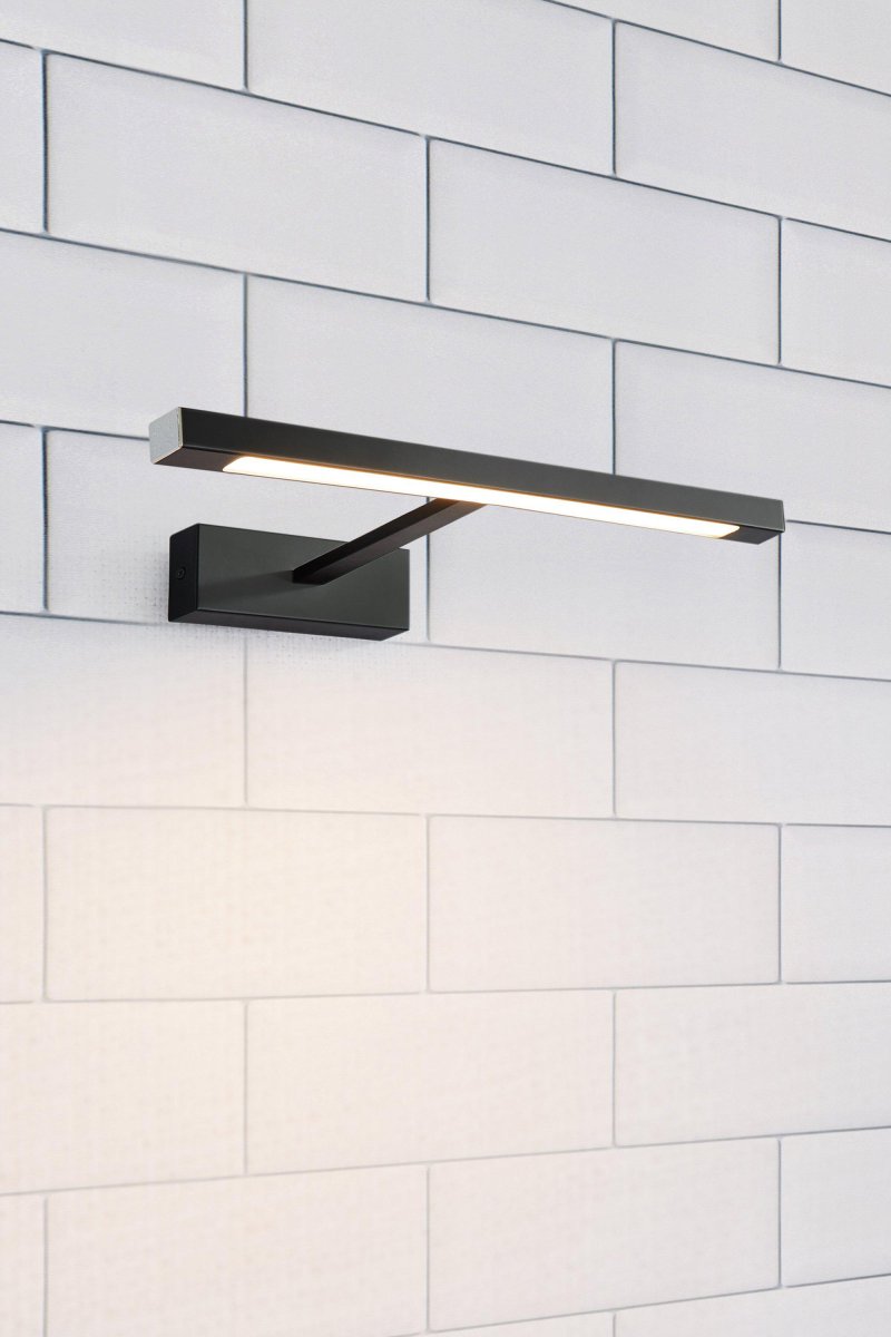 Neptunus 60cm Zwart badkamerlamp Van Markslöjd - De zwarte metalen afwerking zorgt voor een verfijnde en minimalistische uitstraling, terwijl het slanke, lineaire ontwerp ervoor zorgt dat het licht gelijkmatig over het gehele oppervlak wordt verspreid.