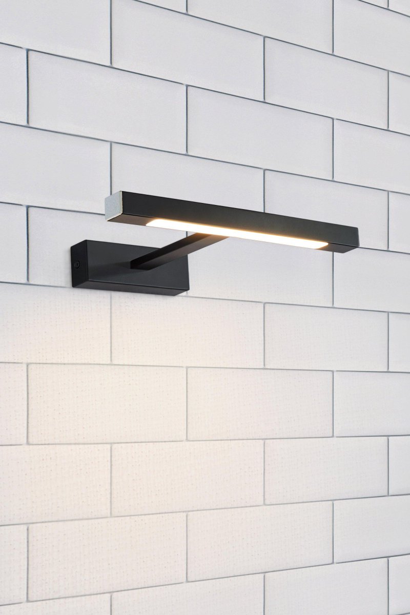 Neptunus 38cm Zwart badkamerlamp Van Markslöjd - De zwarte metalen afwerking zorgt voor een verfijnde en minimalistische uitstraling, terwijl het slanke, lineaire ontwerp ervoor zorgt dat het licht gelijkmatig over het gehele oppervlak wordt verspreid.