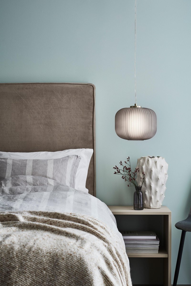Sober Ø25 Geborsteld messing hanglamp Van Markslöjd - Sober Pendant is een stijlvolle plafondlamp met een prachtige glazen kap en een voet van geborsteld messing.