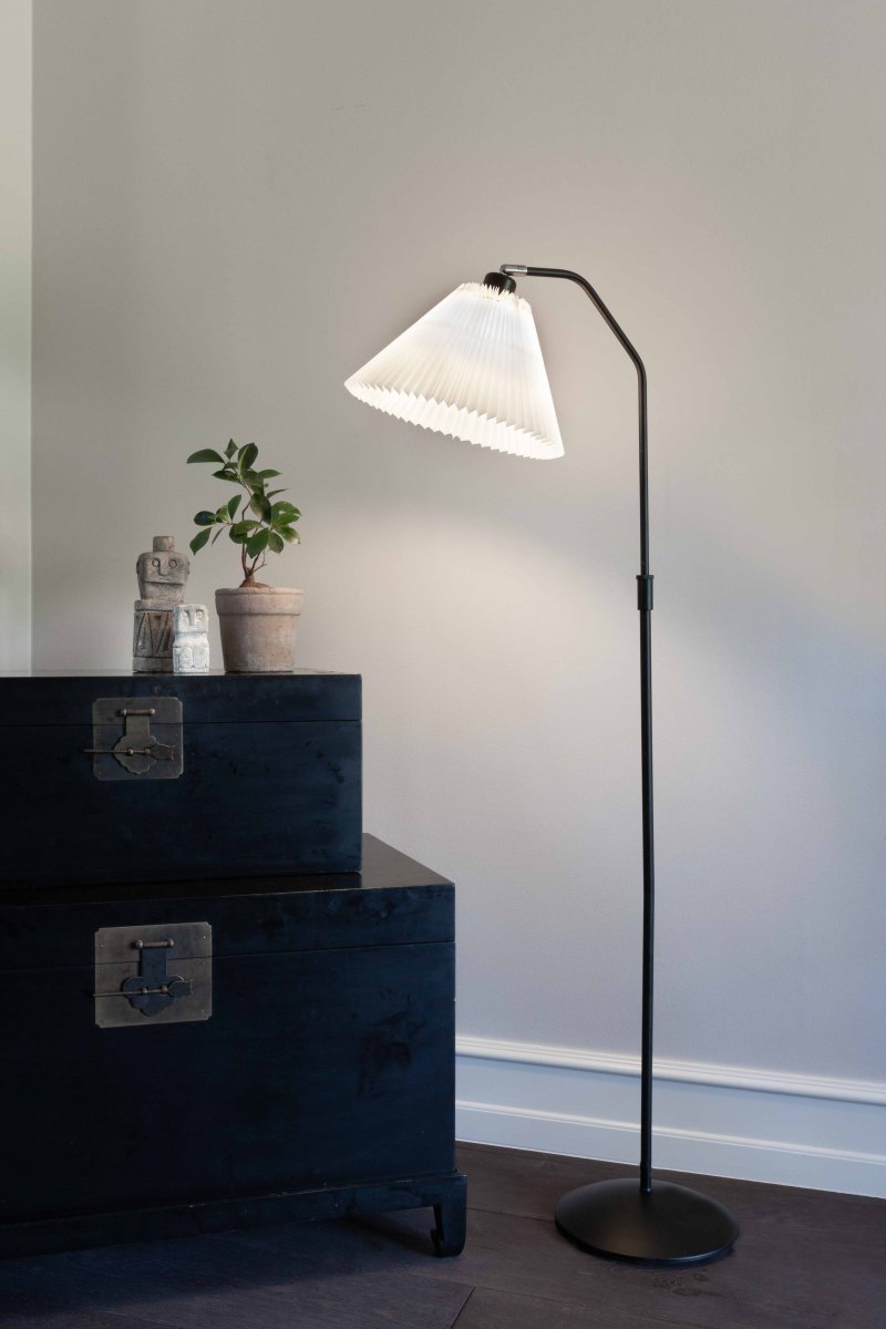 Berlin Zwart vloerlamp Van Halo Design - Het zwarte metaal in combinatie met de geplooide kap zorgt ervoor dat het een stijlvol interieurdetail is en bovendien voor een goede algemene verlichting zorgt.