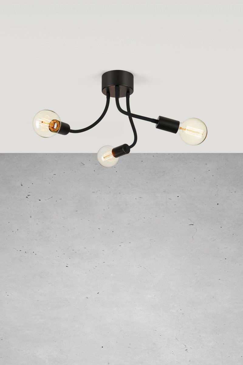 Medusa 44cm Zwart plafondlamp Van Markslöjd - De zwarte armen, die uit een eenvoudige basis steken, creëren een speels en luchtig gevoel, terwijl de zichtbare gloeilampen een warm en uitnodigend licht verspreiden.