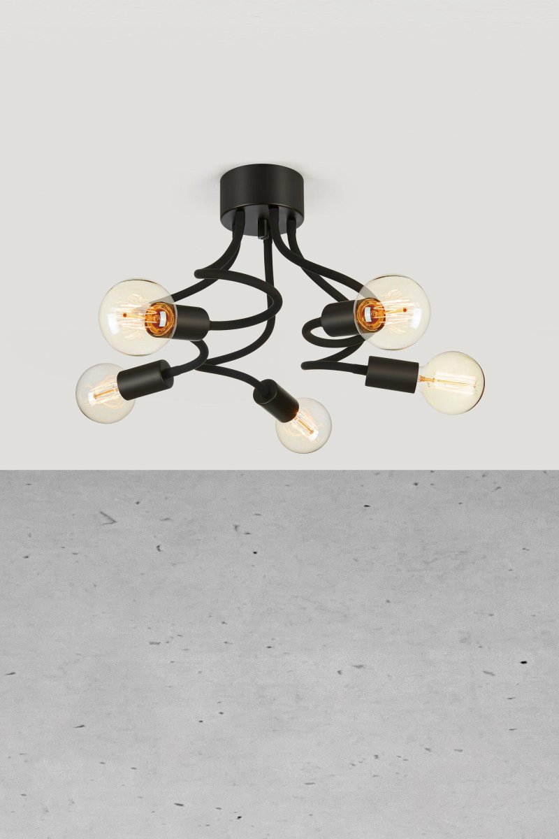 Medusa 70cm Zwart plafondlamp Van Markslöjd - De golvende, zwarte armen geven de lamp een dynamische vorm en zorgen ervoor dat het licht gelijkmatig door de kamer wordt verspreid.