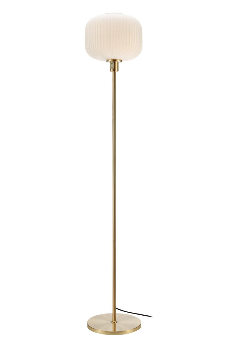 Sober Geborsteld messing vloerlamp Van Markslöjd - De kap van matglas zorgt voor een aangenaam en zacht licht en creëert een uitnodigende sfeer.