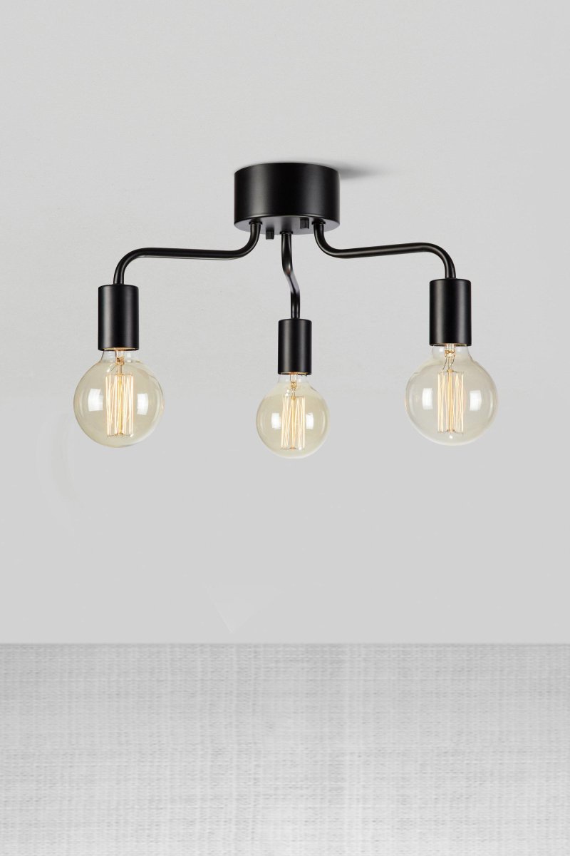 Avery 38cm Zwart plafondlamp Van Markslöjd - Avery is een moderne plafondlamp met drie stijlvolle armen en zichtbare gloeilampen die de kamer een elegante, industri&euml;le uitstraling geven.