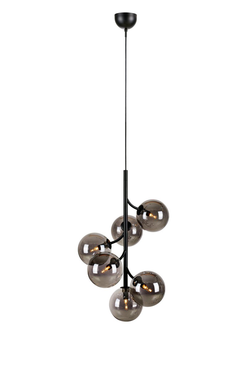 Callisto 43cm Zwart hanglamp Van Markslöjd - De lamp heeft een stijlvol design met zes rookkleurige glazen kappen, die een aangenaam en sfeervol licht in de kamer verspreiden.