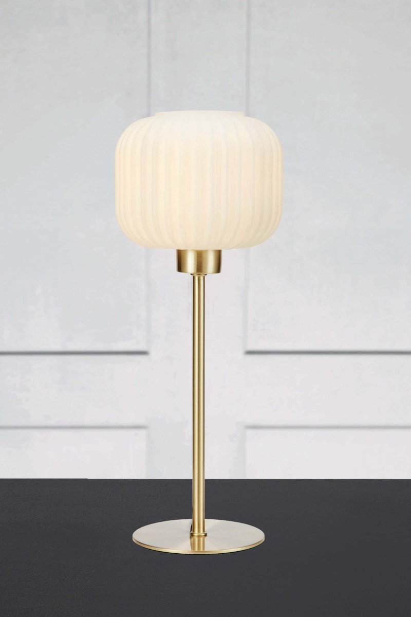 Sober 38cm Geborsteld messing tafellamp Van Markslöjd - Sober is een elegante tafellamp met een stijlvolle glazen kap en een voet van geborsteld messing.