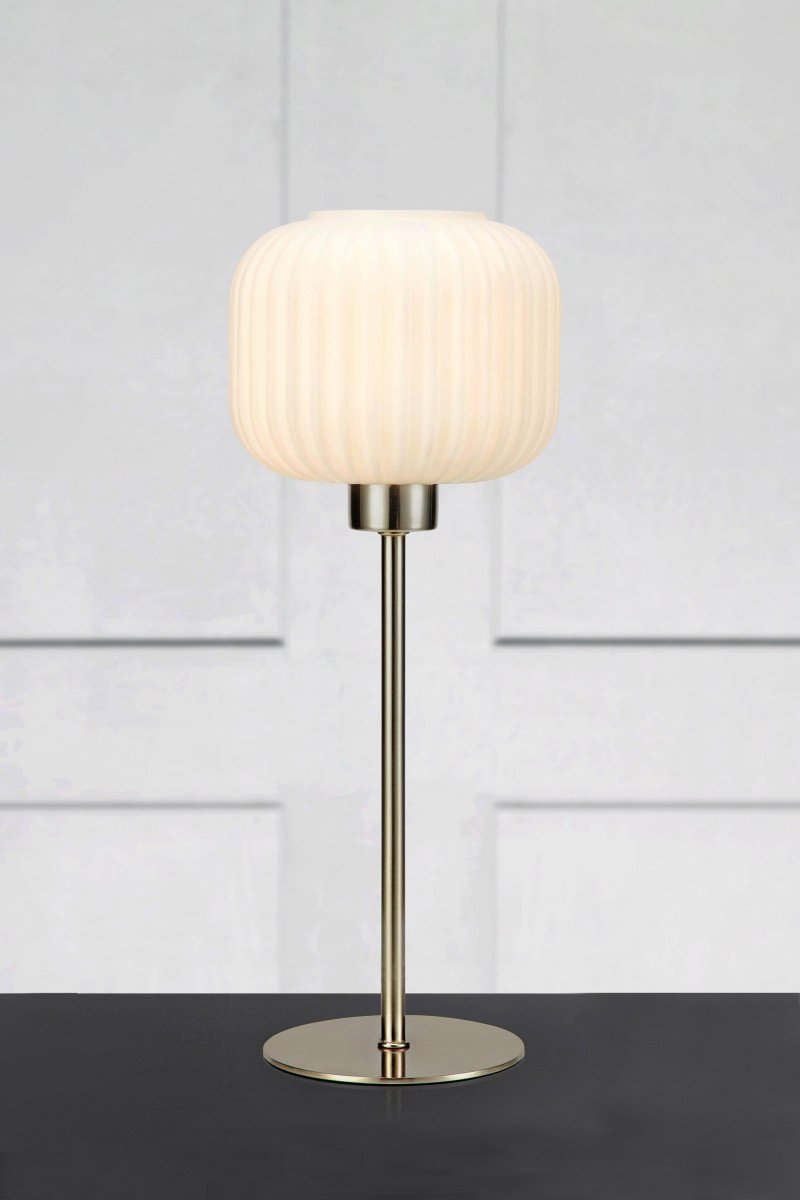 Sober 38cm Staal tafellamp Van Markslöjd - Sober is een elegante tafellamp met een stijlvolle glazen kap en een stalen voet.