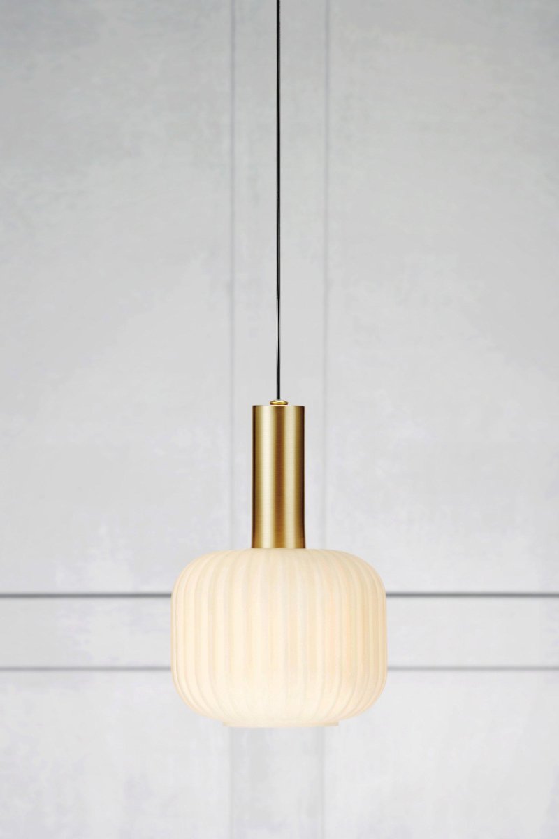 Sober Ø15 Messing raamlamp Van Markslöjd - De sobere raamhanglamp is een elegante lamp in een kleiner formaat met een gecanneleerde, ronde glazen kap in wit en een voet in geborsteld messing.