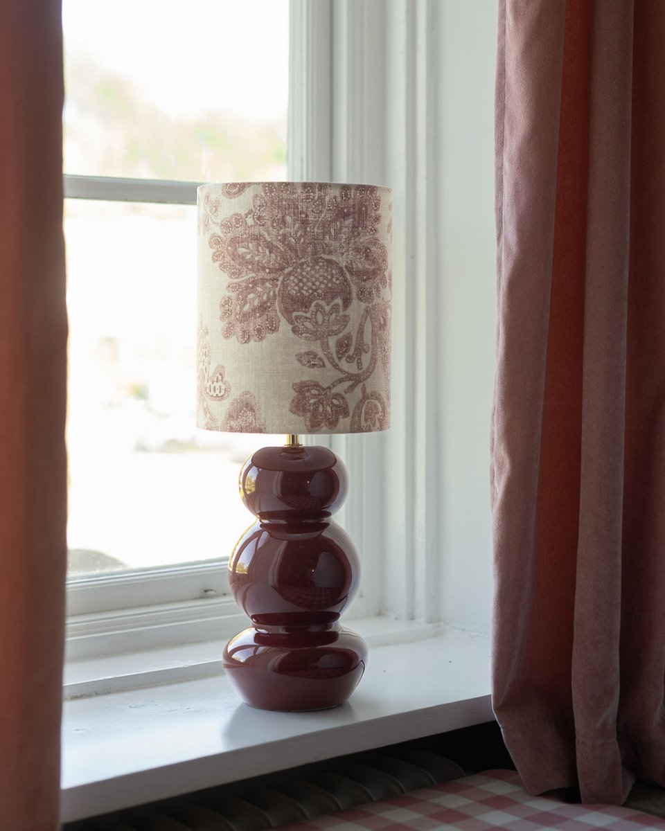 Becca 36cm Donkerrood lampenvoet Van Alde & Lind - Becca is een decoratieve metalen lampvoet met een dieprode kleur en een glanzende, emaille-achtige afwerking.
