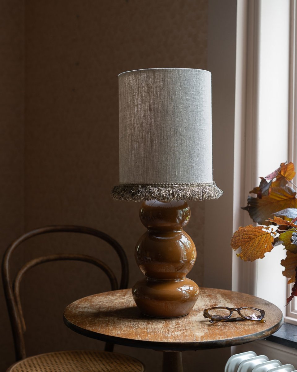 Becca 36cm Bruin lampenvoet Van Alde & Lind - Becca is een decoratieve metalen lampvoet met een warme bruine kleur en een glanzende, emaille-achtige afwerking.