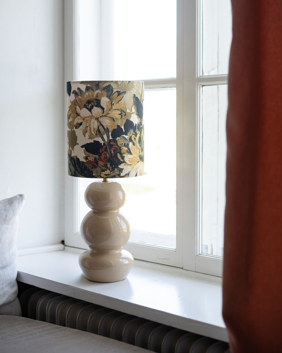 Becca 36cm Beige lampenvoet Van Alde & Lind - Becca is een decoratieve metalen lampvoet met een zachte beige kleur en een glanzende, emaille-achtige afwerking.