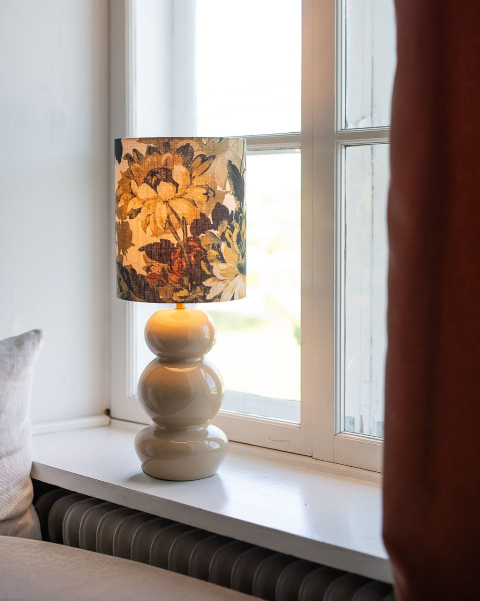 Becca 36cm Beige lampenvoet Van Alde & Lind - Becca is een decoratieve metalen lampvoet met een zachte beige kleur en een glanzende, emaille-achtige afwerking.