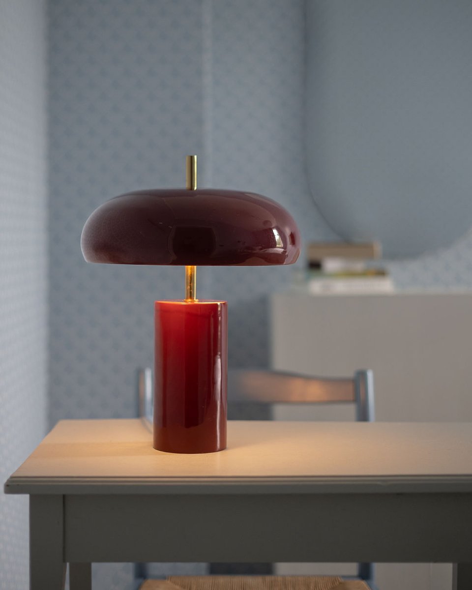 Lex 40cm Donkerrood tafellamp Van Alde & Lind - Lex is een moderne tafellamp van metaal met een dieprode kleur en een hoogglanzende, emaille-achtige afwerking.