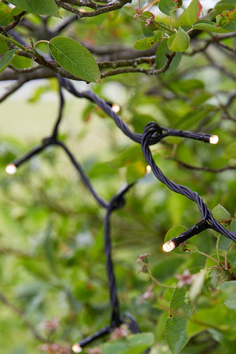 Lichtketting 24m Zwart Garden 24 Van Markslöjd - De Garden 24 Light String is een 24 meter lange lichtketting met 240 diodes die een warm wit licht uitstralen, ideaal voor het verlichten van de tuin of andere buitenruimtes.