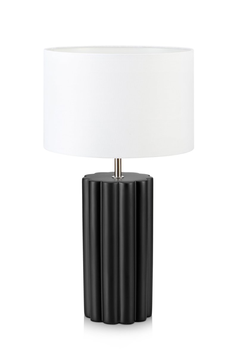 Column 44cm Zwart tafellamp Van Markslöjd - Met een zwarte, gegroefde keramische basis in combinatie met een witte, klassieke lampenkap is dit een echte blikvanger in elke kamer.