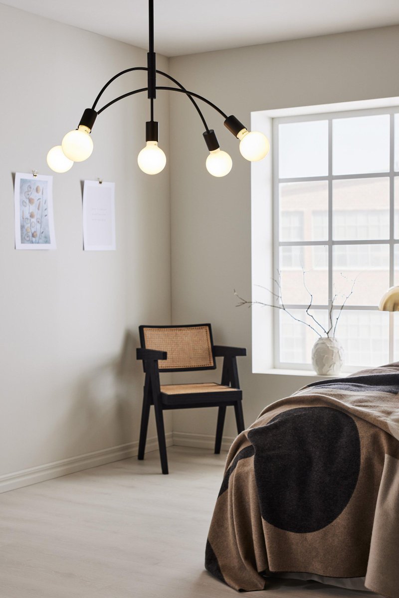 Cygnus Ø70 Zwart hanglamp Van Markslöjd - Cygnus is een opvallende plafondlamp met vijf gebogen metalen armen die een moderne en stijlvolle uitstraling geven.