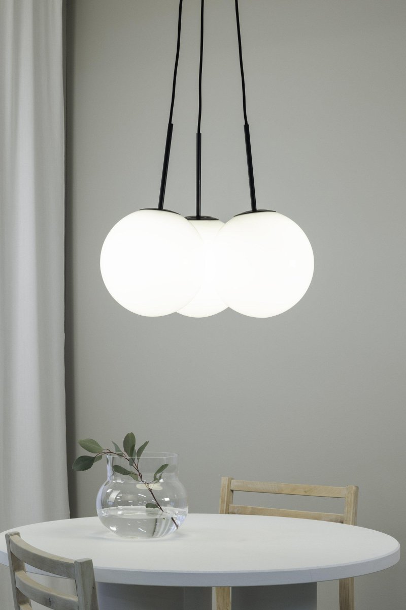 Dione Ø54 Wit hanglamp Van Markslöjd - Dione is verkrijgbaar als serie met een tafellamp en een staande lamp, eveneens met gerookt glas.