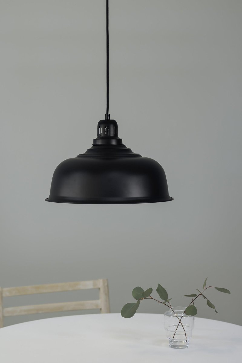 Port Ø37 Zwart hanglamp Van Markslöjd - Met een diameter van 38 cm en een witte binnenkant verspreidt hij een mooi licht.